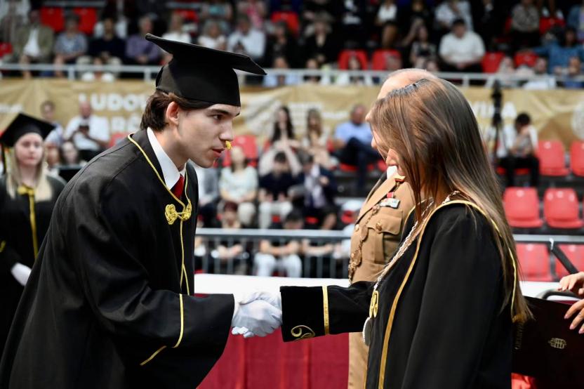 8e52cf52c68ee2a630478c607030b28d