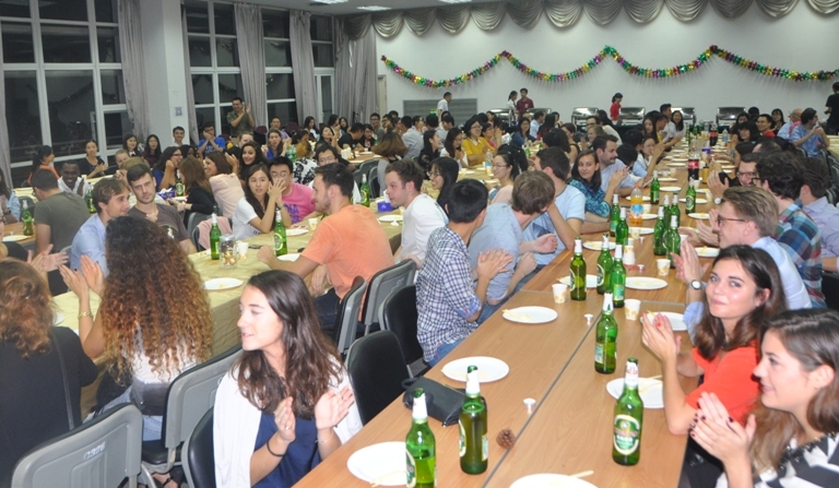 The crowd applauds as Professor Michael Greco delivers the Thanksgiving Toast