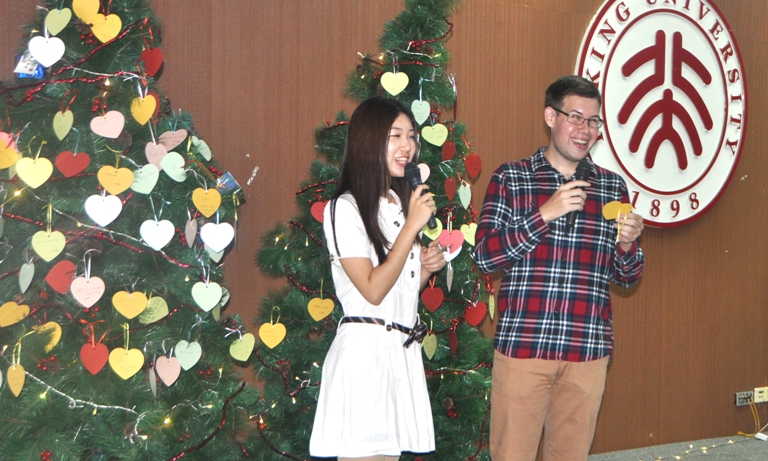 Hosts Michael Mersol-Barg and Hu Yue announce the winners of the Tree of Thanks raffle